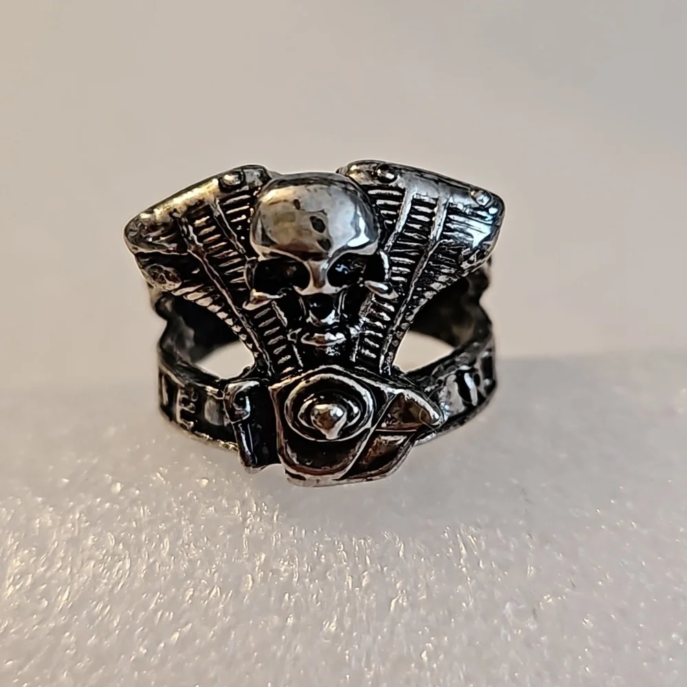 KNUCKLEHEAD & SKULL Stainless Steel Size 13 Silvertone Ring